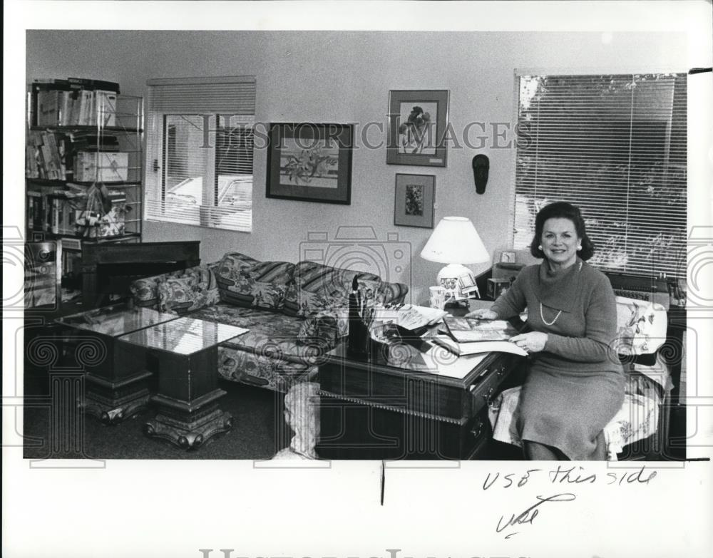 1988 Press Photo Representative Charlotte Reid in her studio - Historic Images