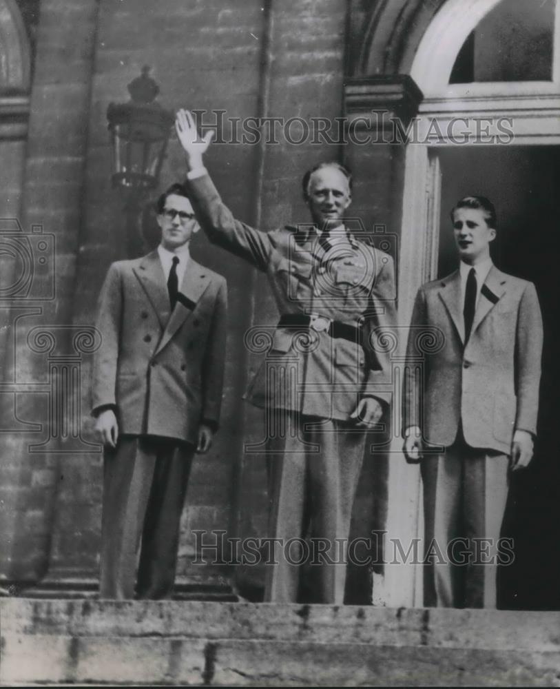 1950 Press Photo King Leopold waves to crowd outside royal palace of Laeken - Historic Images