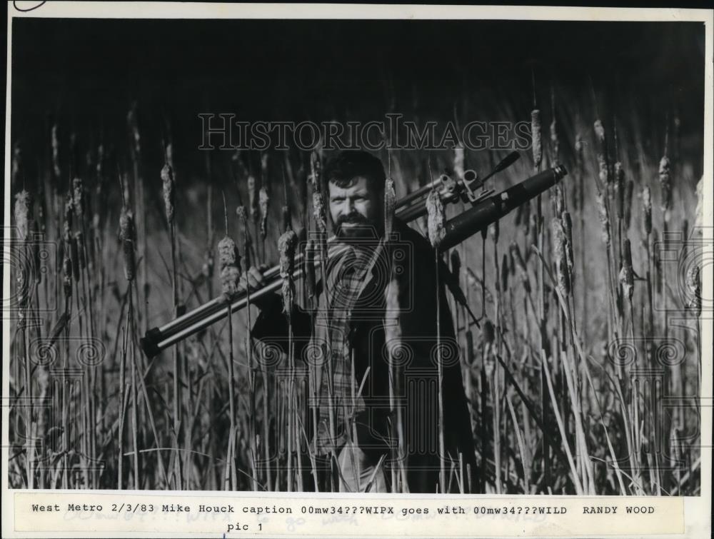 1983 Press Photo Mike Houck od Audubon Society looks for bird &amp; other wildlife - Historic Images