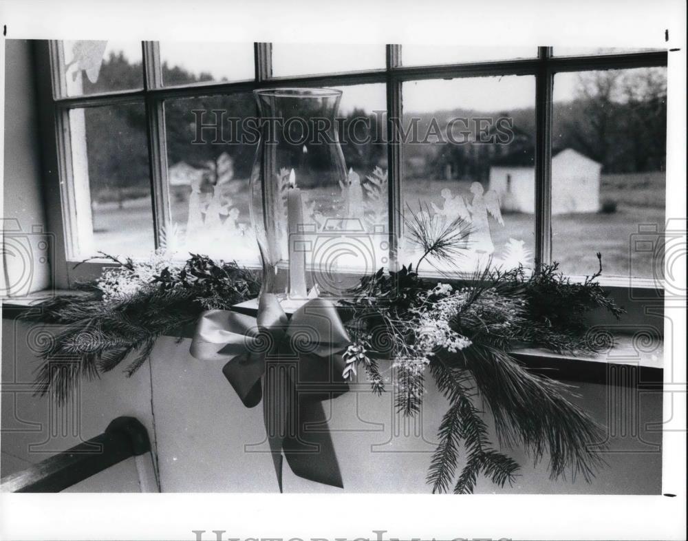 1991 Press Photo Window of Christmans Decorations at Hale Farm and Village - Historic Images