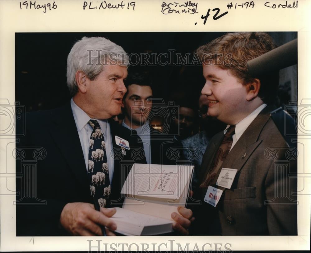 1996 Press Photo Newt Gingrich autographing a book during book tour in Portland - Historic Images