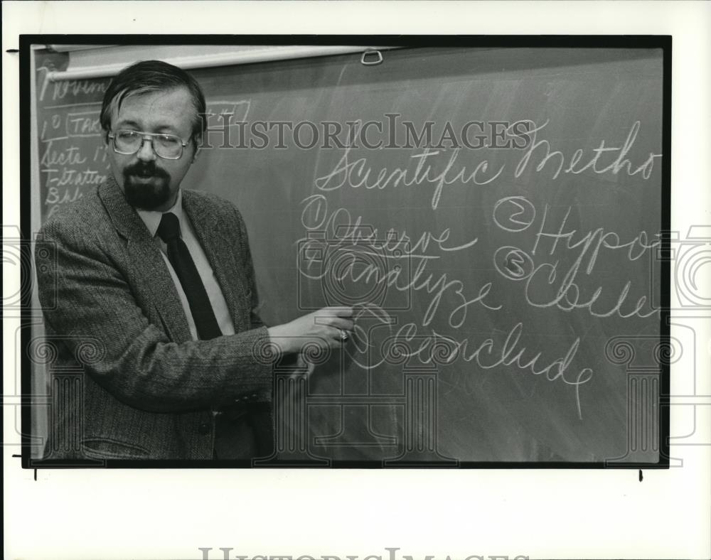 1988 Press Photo Paul Pangrace, Cleveland School Science teacher - Historic Images