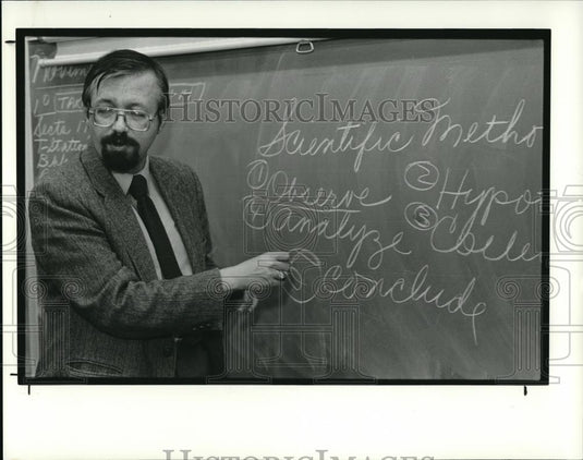 1988 Press Photo Paul Pangrace, Cleveland School Science teacher - Historic Images