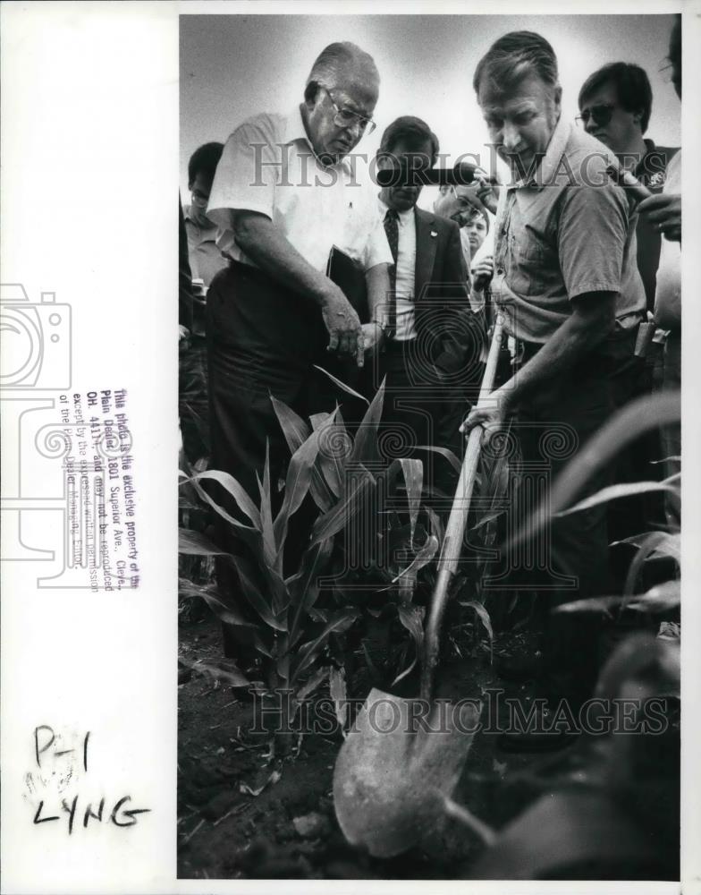 1988 Press Photo John Scherer show Agriculture Sec Richard Lyng how dry soil - Historic Images