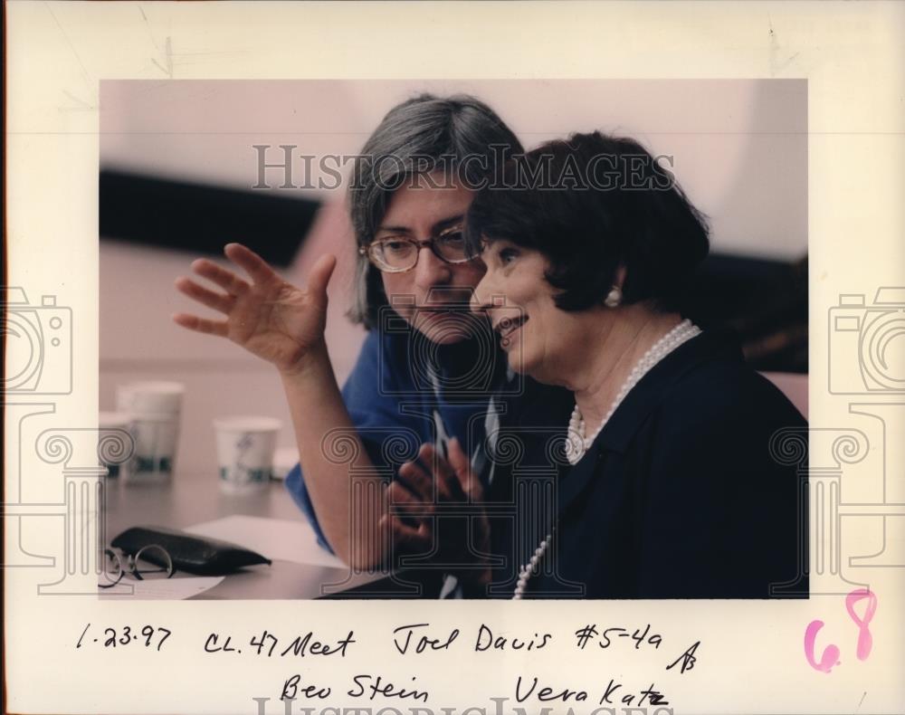 1997 Press Photo Portland Mayor Katz Vera conferring with Bev Stein - ora47785 - Historic Images