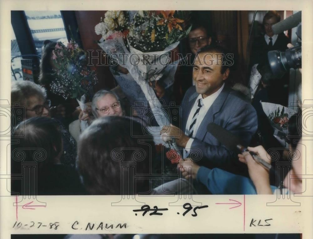 1988 Press Photo Naum Chenobelsky arrives from Soviet Union - ora10072 - Historic Images