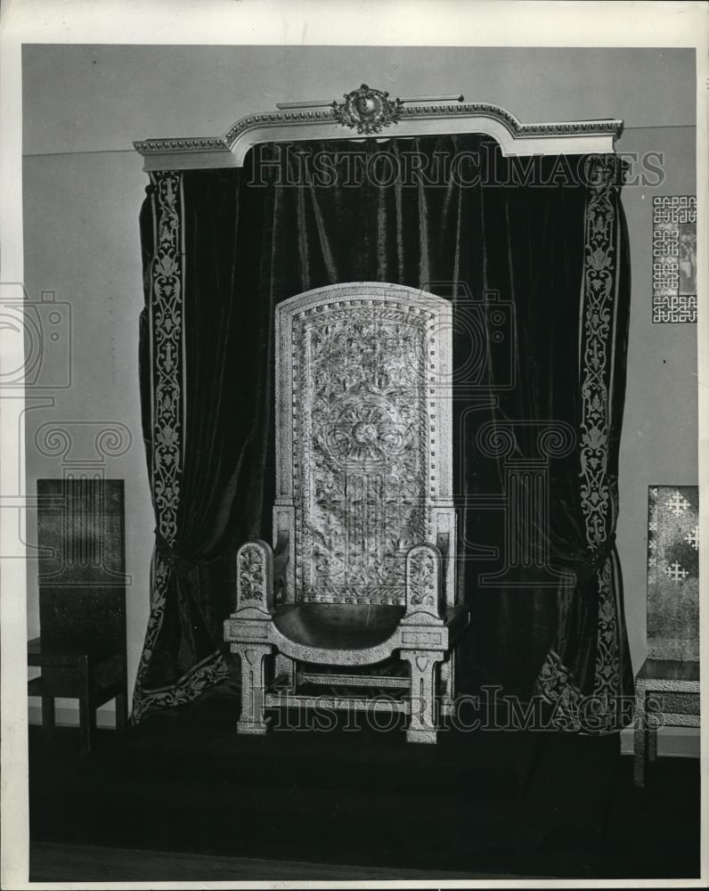1946 Press Photo Chair of Queen Marie at Sam Hill's castle-like art museum - Historic Images