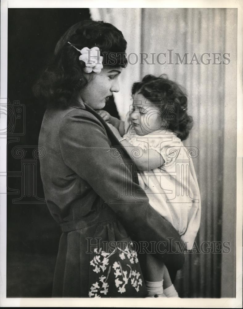 1941 Press Photo Empress Fanzieh of Iran and Daughter Princess Shahnaz - Historic Images