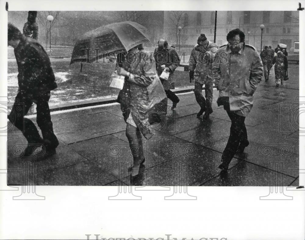 1988 Press Photo Pedestrians Fight Wind and Snow in Walk to Federal Building - Historic Images