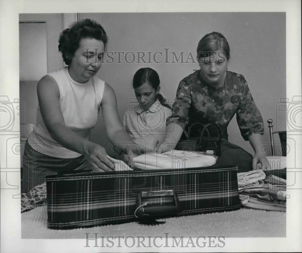 1969 Press Photo Mrs. Fred C. Holling, daughtersLinda and Alice Zagreb Yugoslavi - Historic Images