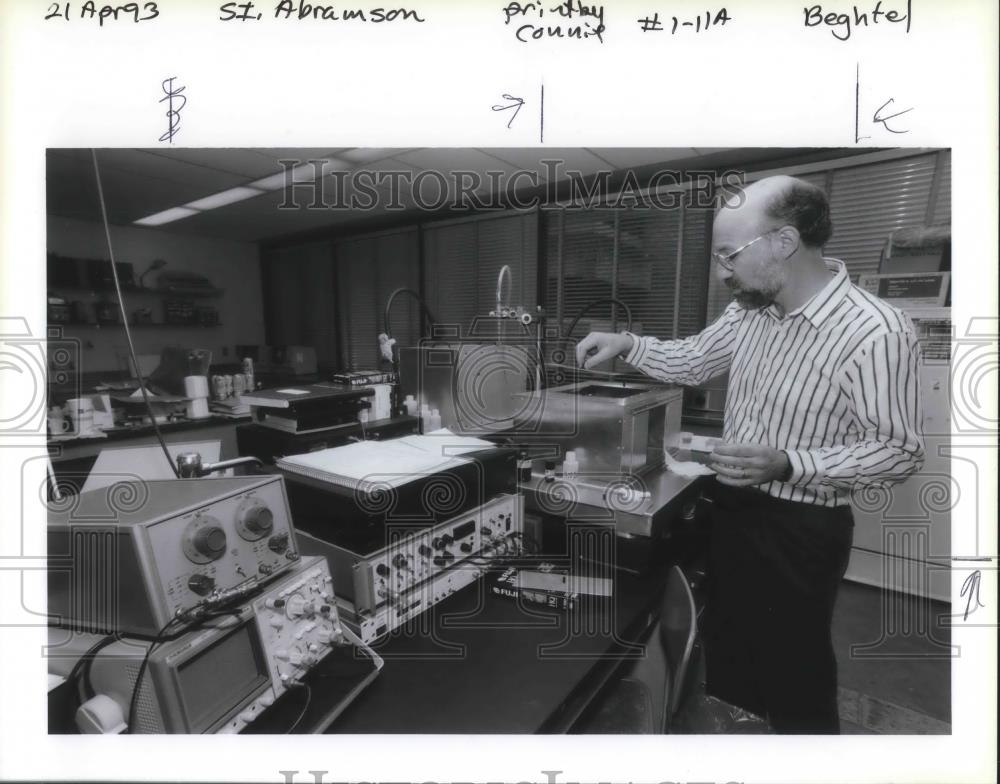 1993 Press Photo Nathan Abramson experimenting in a laboratory - ora14531 - Historic Images