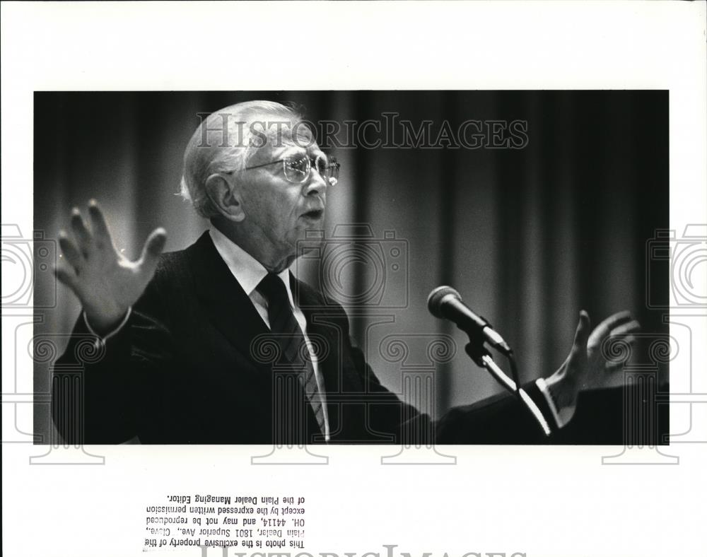 1988 Press Photo Sen. Howard Metzenbaum addressed the PTA at Stouffer Inn - Historic Images
