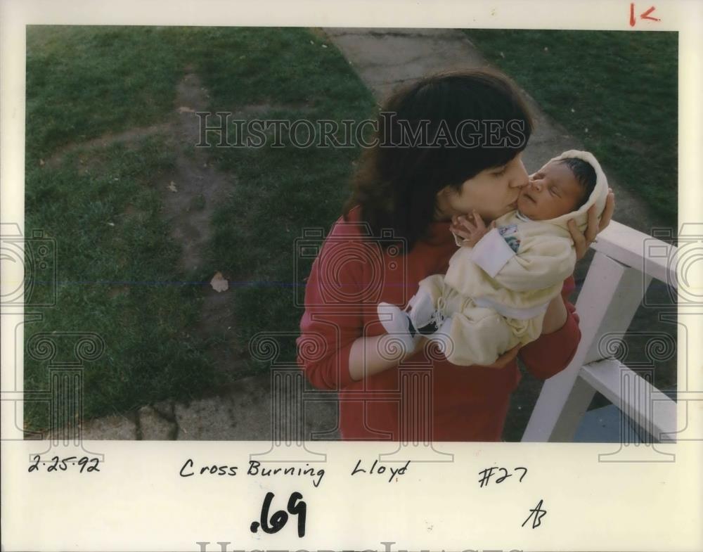 1992 Press Photo Jessica Davis kissing her newborn son, William - ora15910 - Historic Images