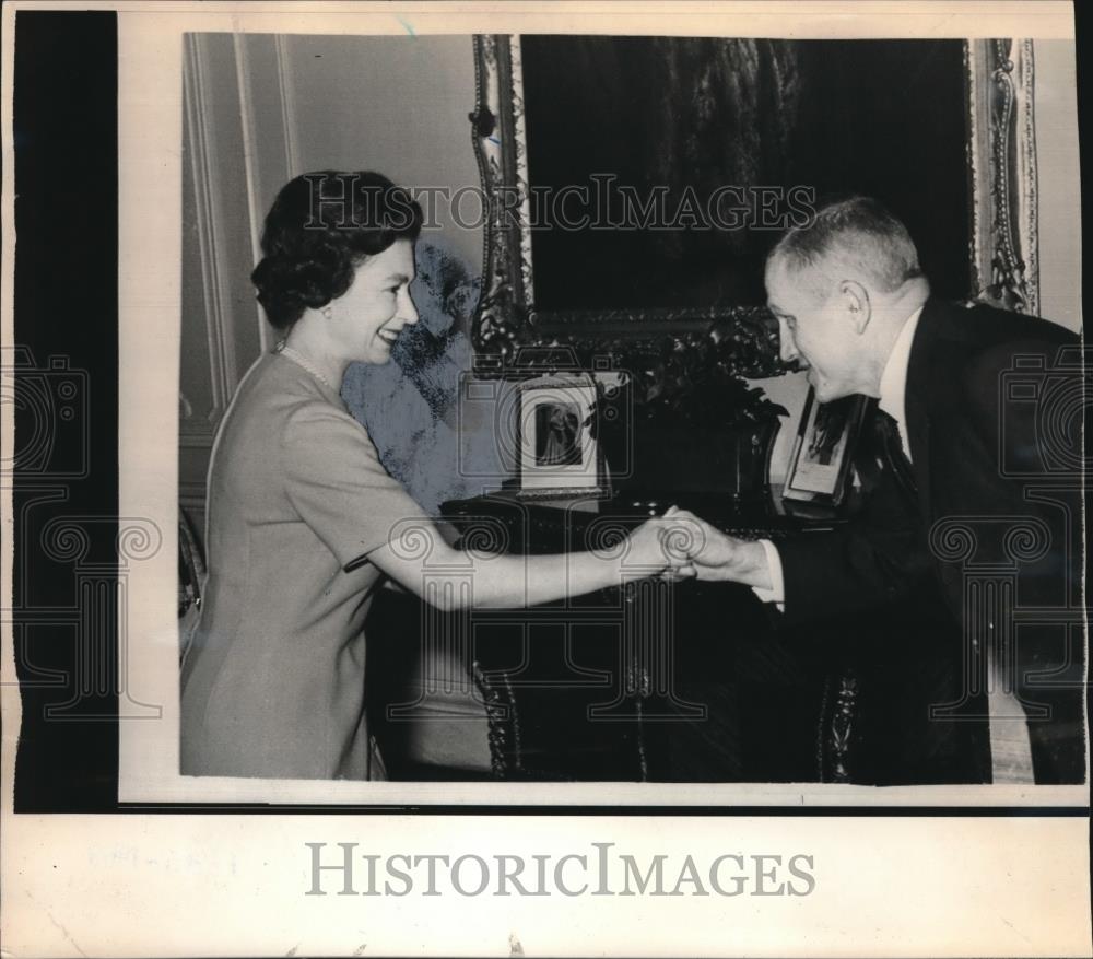 1969 Press Photo British Queen Elizabeth II Colonel Frank Borman Apollo 8 - Historic Images