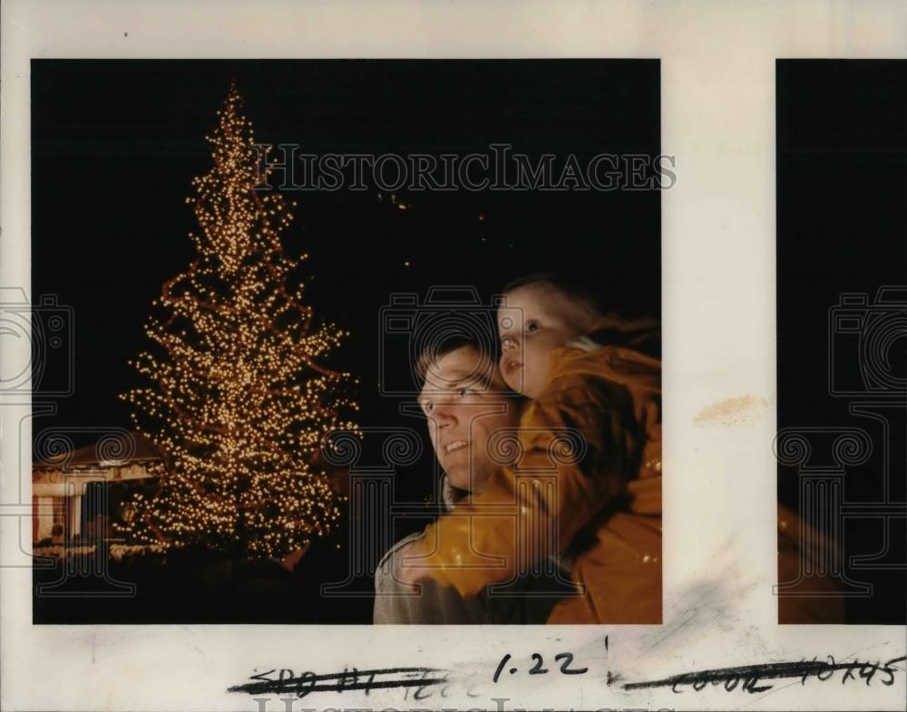 1995 Press Photo Pioneer Courthouse Square , Adrian Ricker &amp; father Steve, xmas - Historic Images