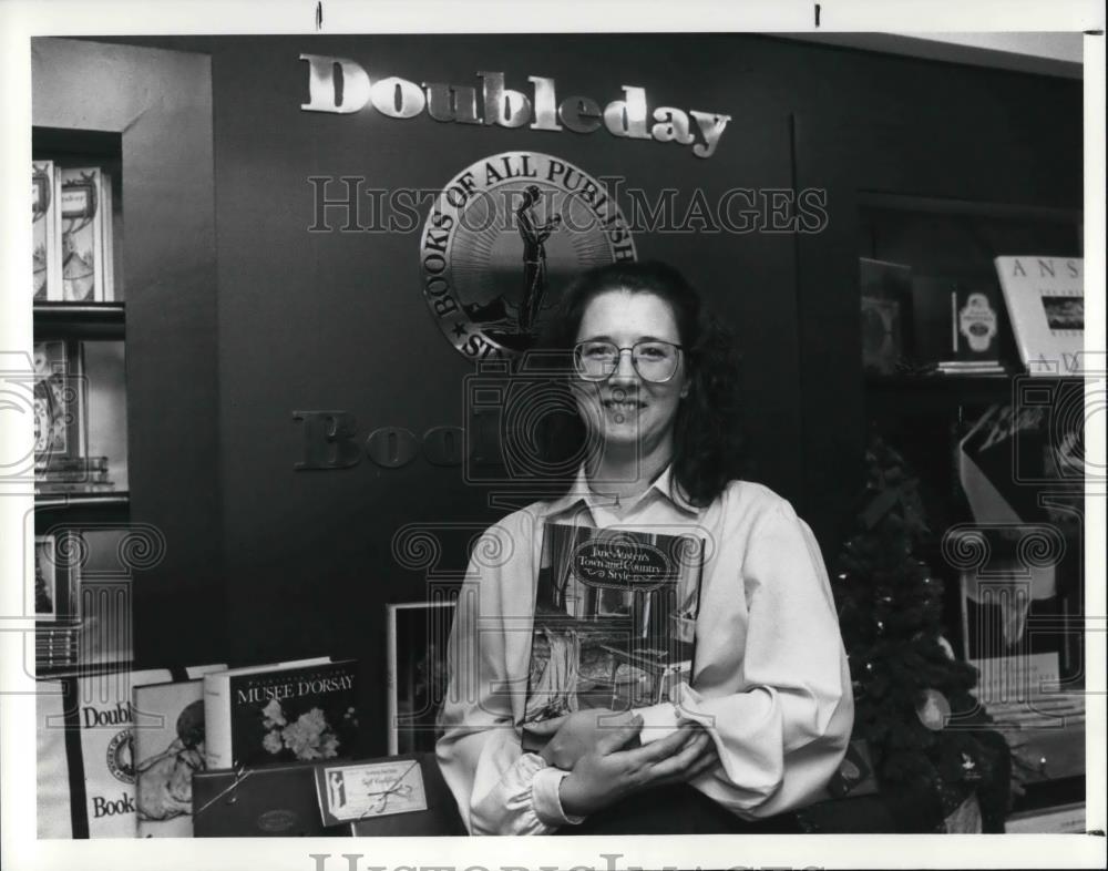 1990 Press Photo Elaine Munsch, manager of the Doubleday Bookstore Tower City - Historic Images