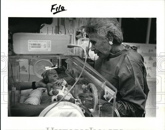 1989 Press Photo Nancy Pendolino visits the baby she found outside the church - Historic Images