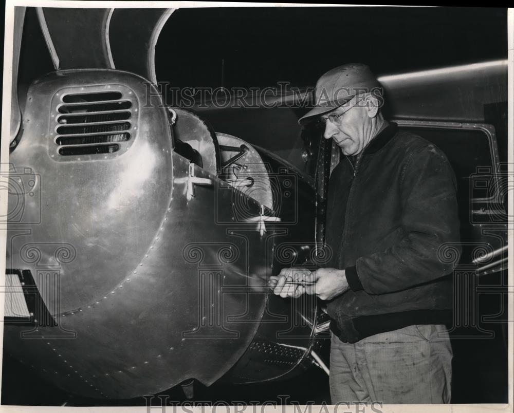 1945 Press Photo Otte Hendricks Portland Mechanic Pilot, Marine Engineer. - Historic Images