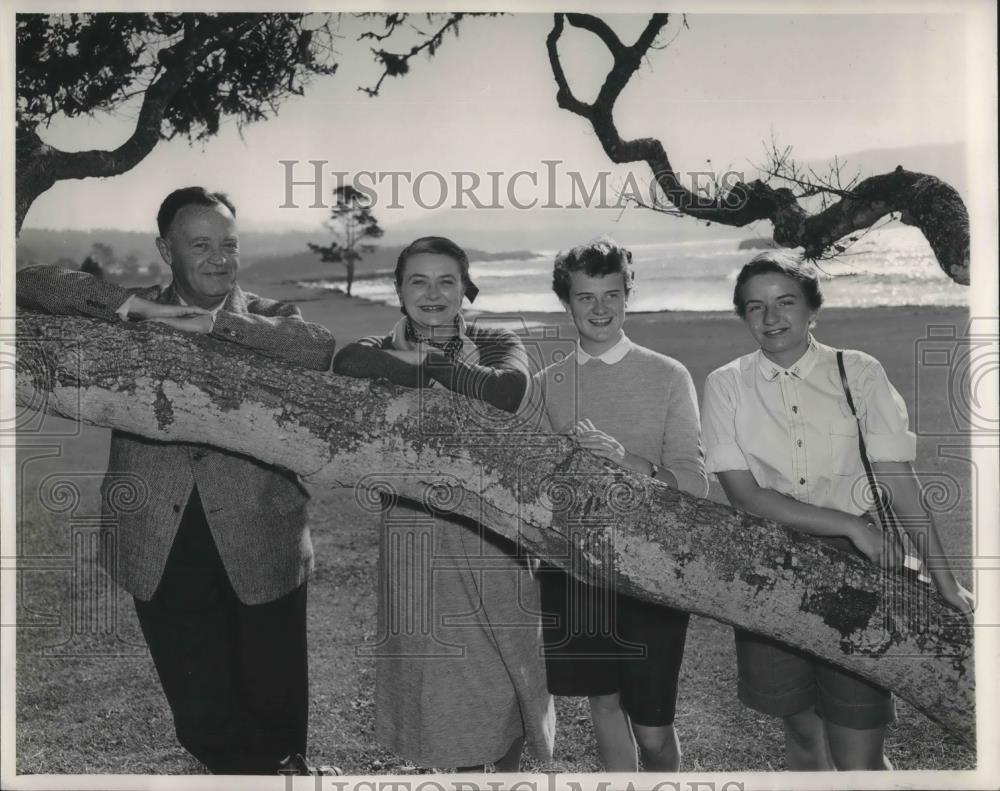1954 Press Photo Mr &amp; Mrs JC Burgard &amp; Daughters Melinda &amp; Sandra Del Monte - Historic Images