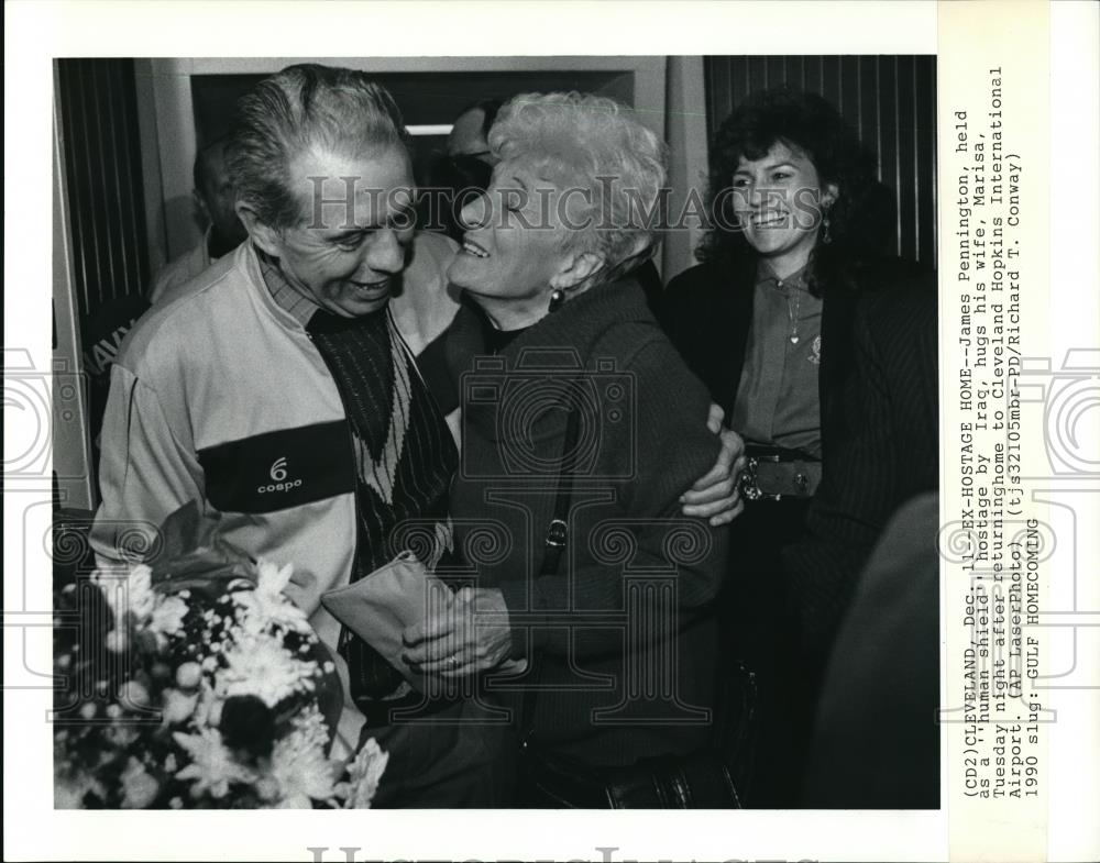 1990 Press Photo James Pennington w/ wife Marisa upon his arrival from Iraq - Historic Images