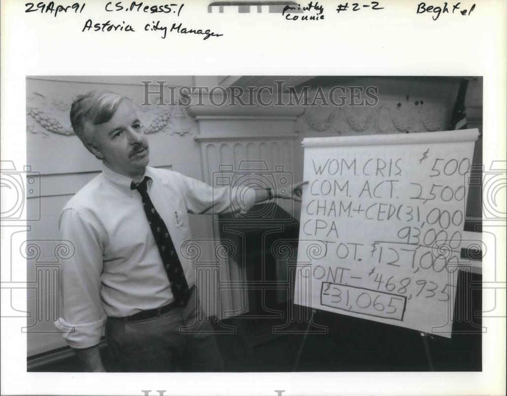 1991 Press Photo Astoria City Manager Robert DeLong Shows Budget cutbacks under - Historic Images
