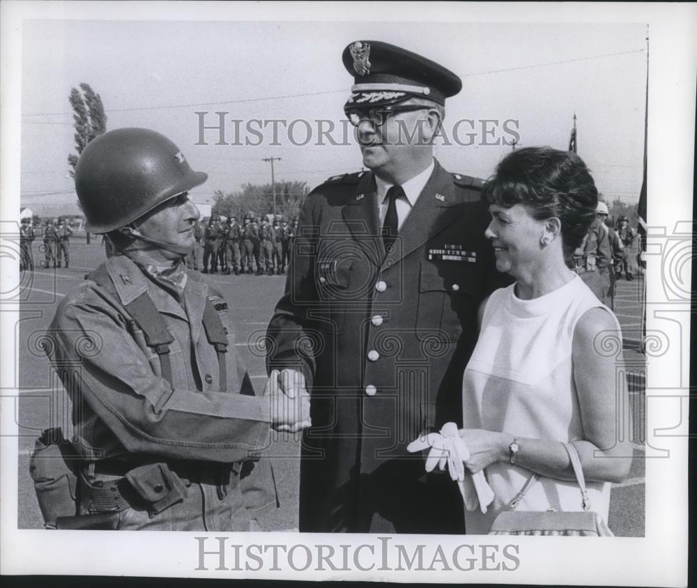 1967 Press Photo Col. William Foster with his wife in Portland - ora14412 - Historic Images