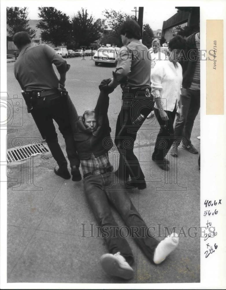 1995 Press Photo Andrew Burnett arrested by Police - ora21816 - Historic Images