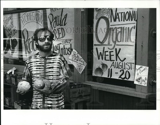 1989 Press Photo Dennis Novack at the bin with some organic produce - Historic Images