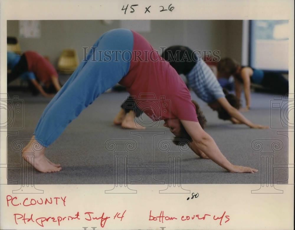1988 Press Photo Virginia Chadly stretches in a noon yoga class in Portland bld - Historic Images