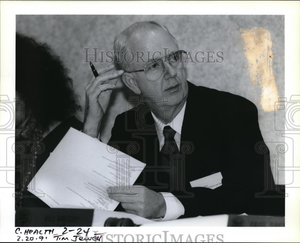 1991 Press Photo Bill Gregory as he discusses the ranks of health treatment - Historic Images