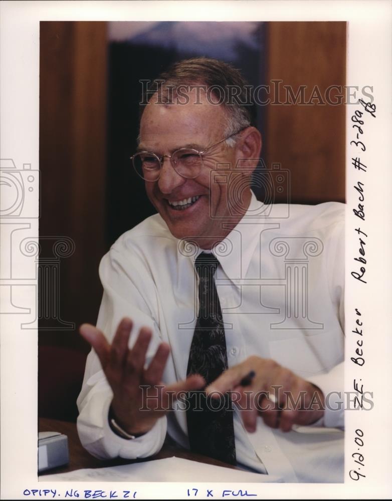 2000 Press Photo Bill Becker at his office desk - ora02522 - Historic Images
