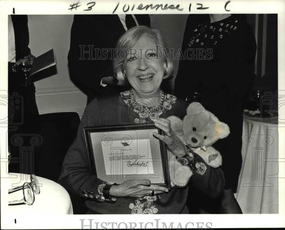 1991 Press Photo Lois Proctor, the teddy bear belonged to Gen Norman Schwarzkoff - Historic Images