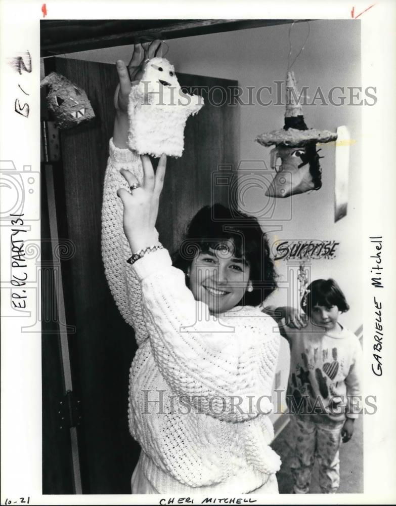1991 Press Photo Chen Mitchell (L) a student at Mt. Hood Community College & sis - Historic Images