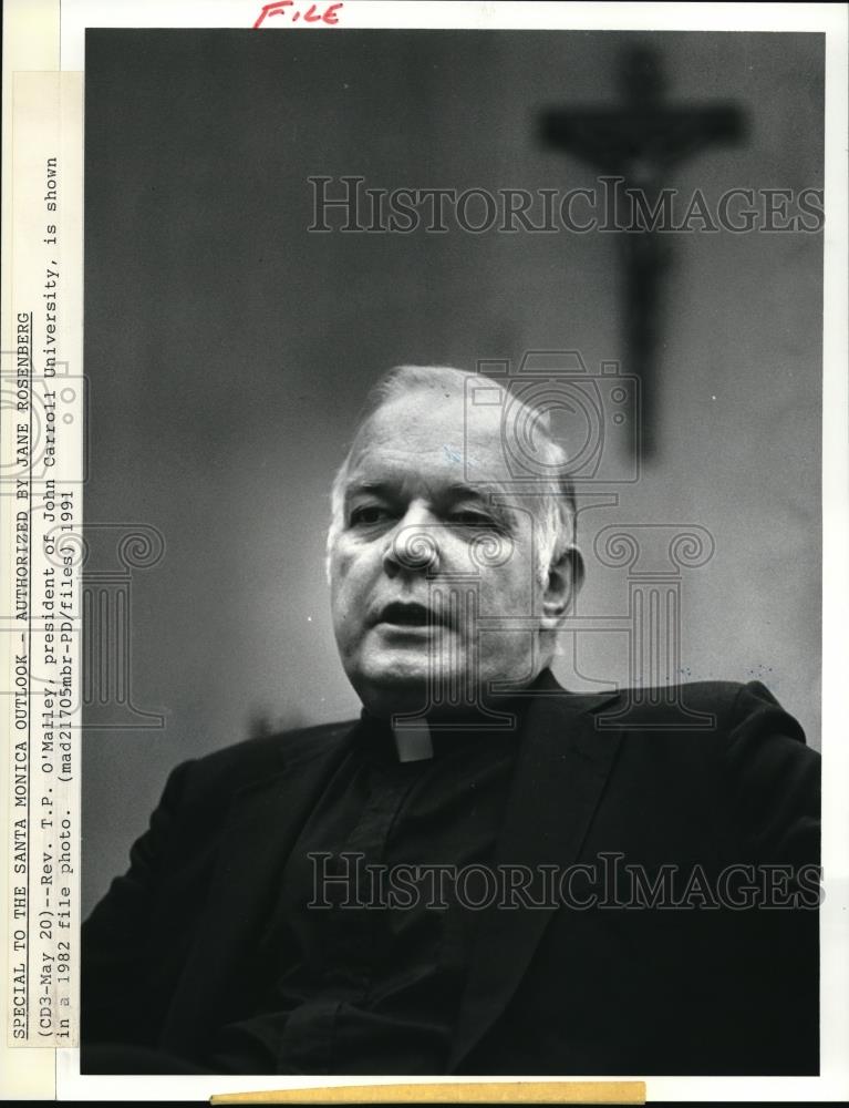 1982 Press Photo Reverend T. F. O&#39;Malley&#39; John Carroll University president - Historic Images