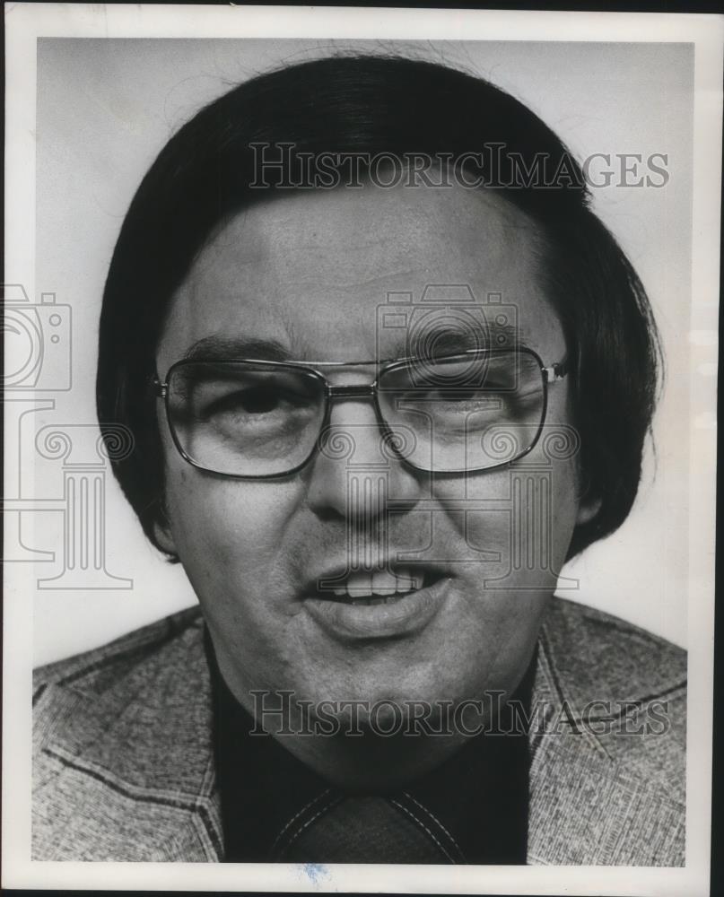 1975 Press Photo Dr. Dobbins, the director of Emerge Counseling Center in Ohio - Historic Images