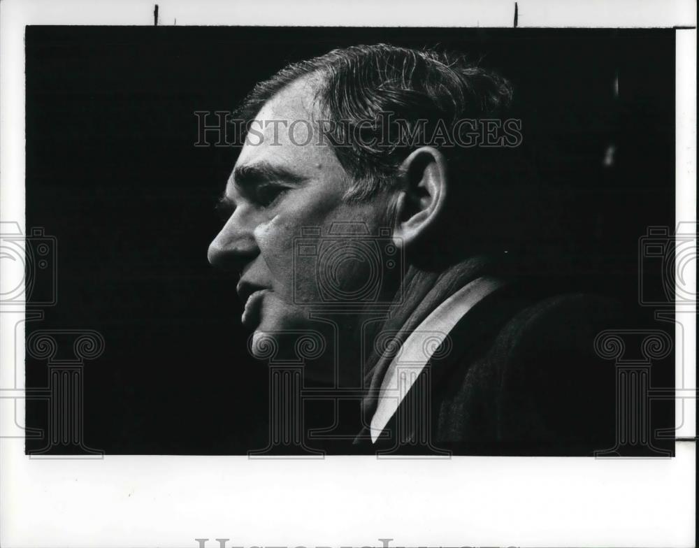 1989 Press Photo Robert E Lamb speaks on terrorism - Historic Images