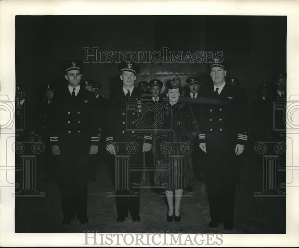 1943 Press Photo Lt. Commander R.C. Bauer, and Commander G.H. Hasselman - Historic Images