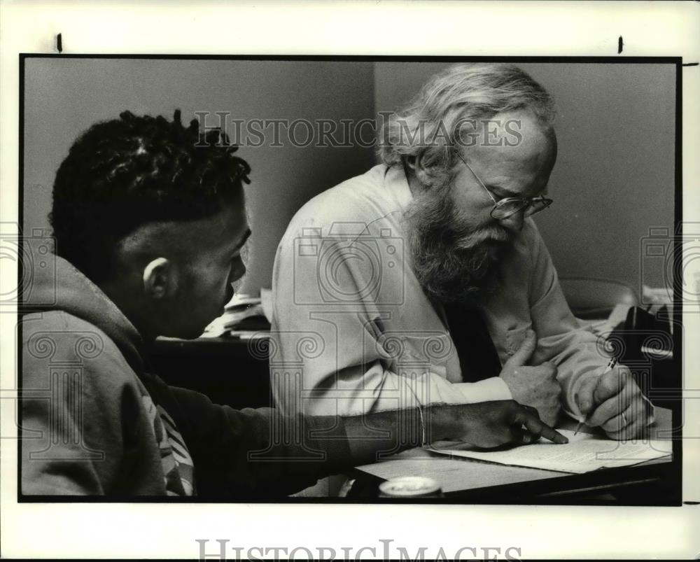 1990 Press Photo Instructor John Ranahan with the senior student Kwame Anku - Historic Images
