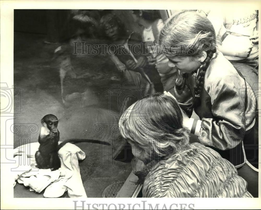 1981 Press Photo Heather Anderson &amp; Kelly Kurshuk at Brookhood Metroparks zoo - Historic Images