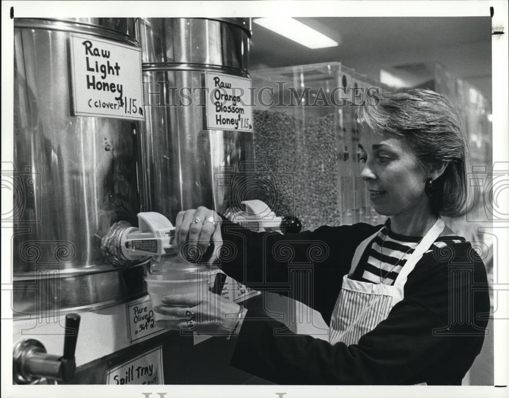 1990 Press Photo Barbara Reusch with the honey samples - Historic Images
