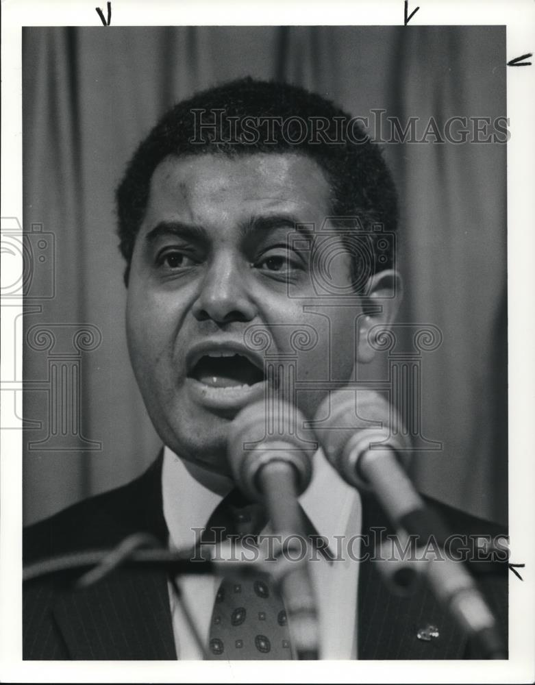 1990 Press Photo Steven Minte speaks at City Club - Historic Images