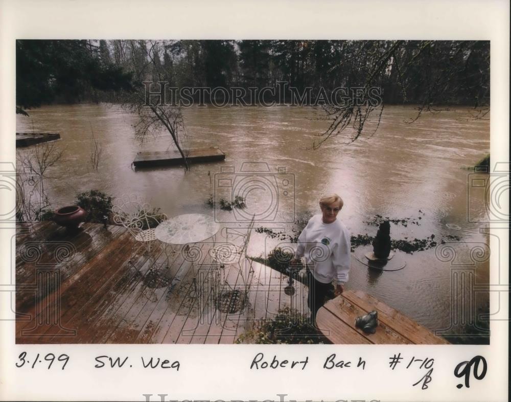1999 Press Photo Trisha Davina-Grimes surveying damage of her backyard - Historic Images