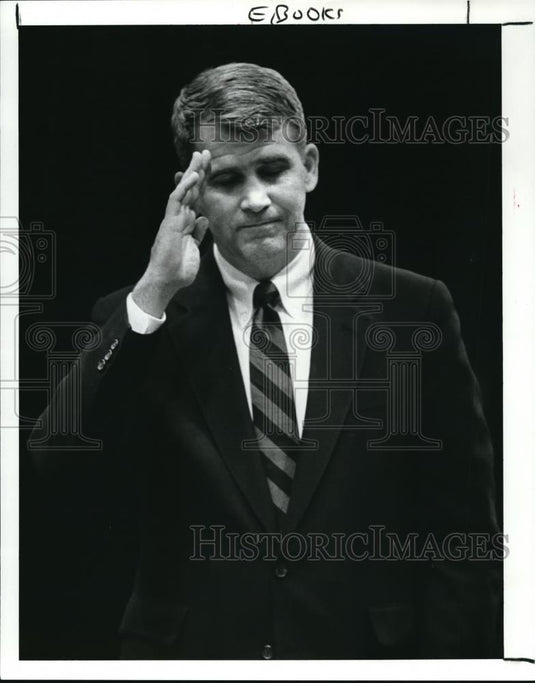 1989 Press Photo Oliver North salutes a student at the Front Row - Historic Images