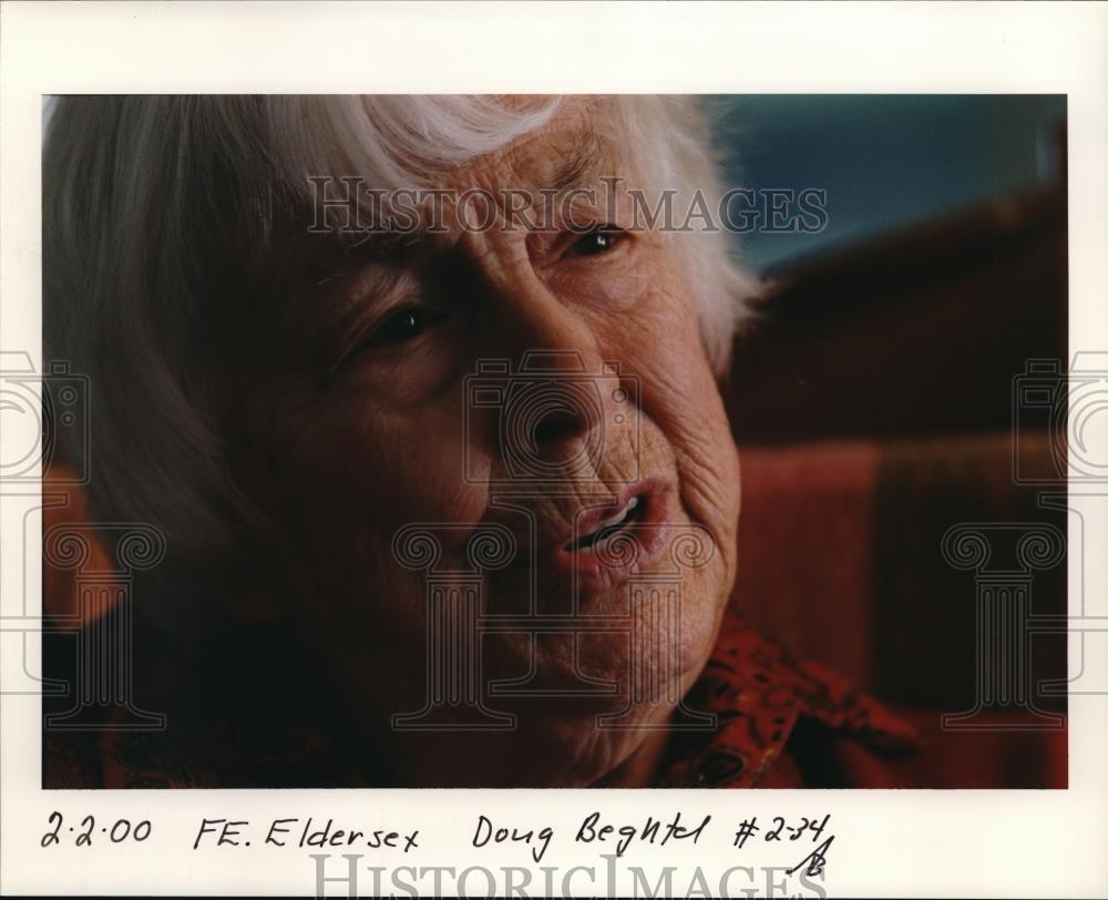 2000 Press Photo Eleanor Hamilton while talking - ora31995 - Historic Images