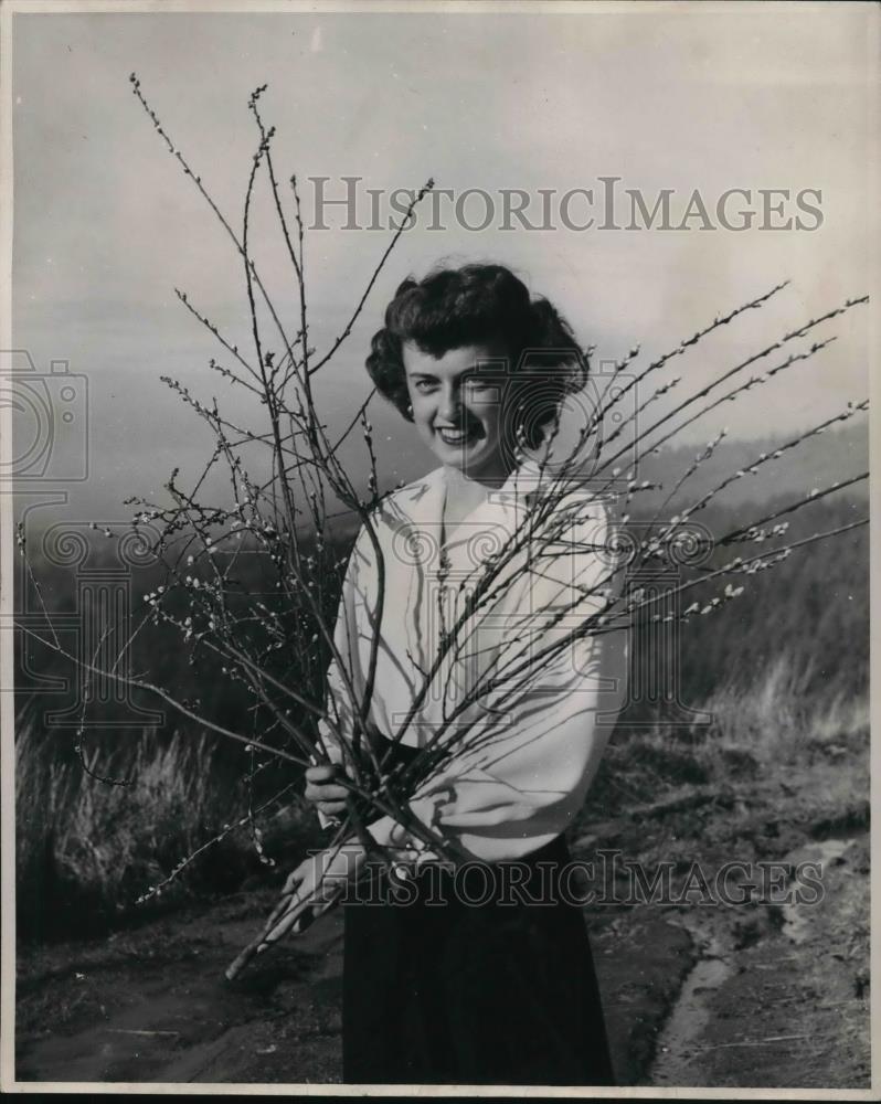 1971 Press Photo Margaret Hammons with Pussywillow - ora33598 - Historic Images