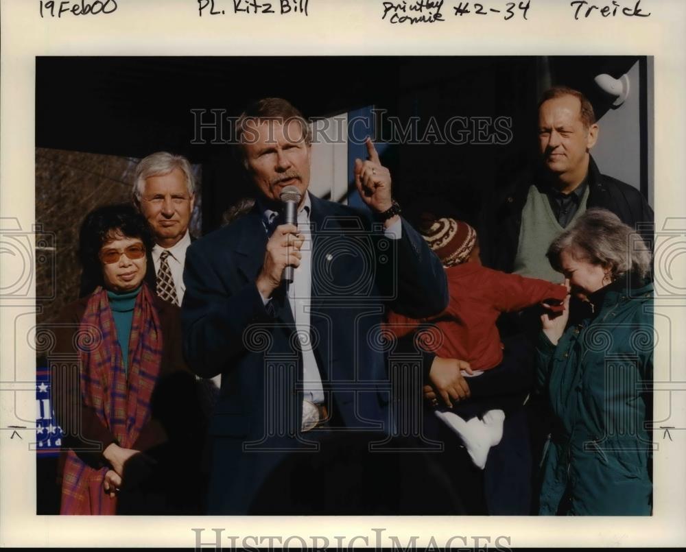 2000 Press Photo Gov John Kitzhaber during a town hall meeting - ora45656 - Historic Images