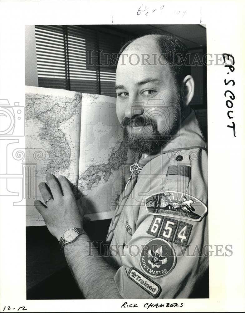 1990 Press Photo Richard Chambers, Scoutmaster of Boy Scout Troops 654. - Historic Images