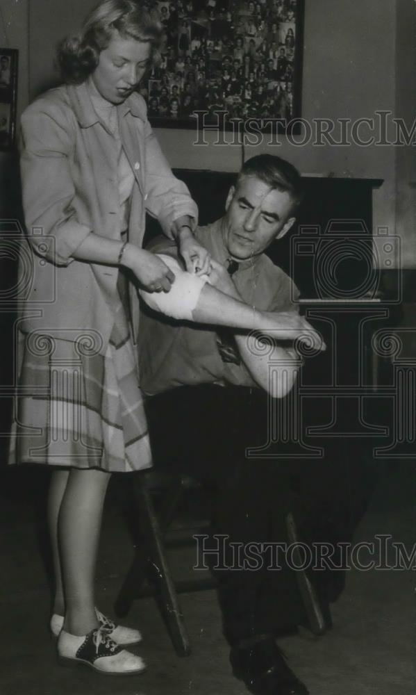 Press Photo Bill Boardman powerful printer learning to dish out the first aid. - Historic Images