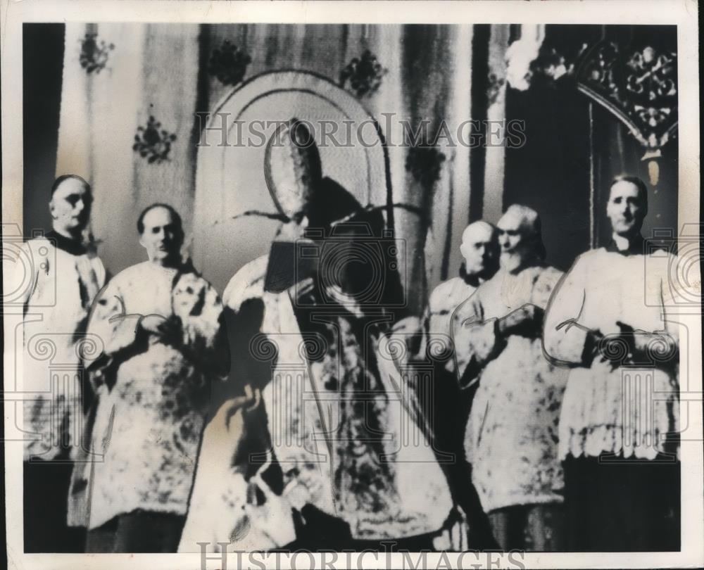 1950 Press Photo Pope Pius XII reads document - Historic Images