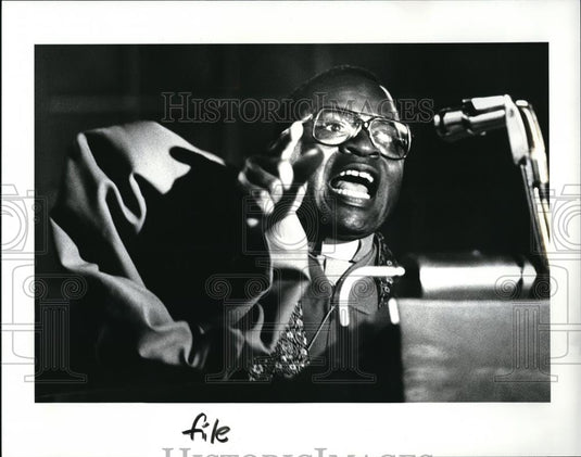 1987 Press Photo Rev. Onyealilachi F. O. Nwoku stands at the pulpit - Historic Images